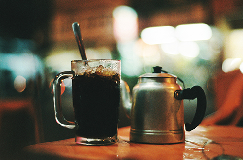 Dù là cà phê đen, sữa hay bất kỳ loại nước nào cũng đi kèm với một ấm trà thơm nức. Giá cho một ly cà phê đen là 12.000 đồng. Ảnh: Phong Vinh